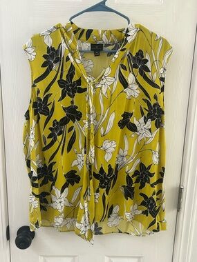 Worthington sleeveless yellow floral top
